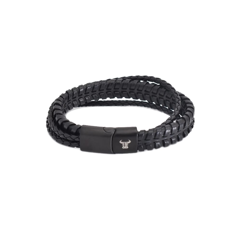 Cómo llevar pulseras de cuero para un look casual-chic
