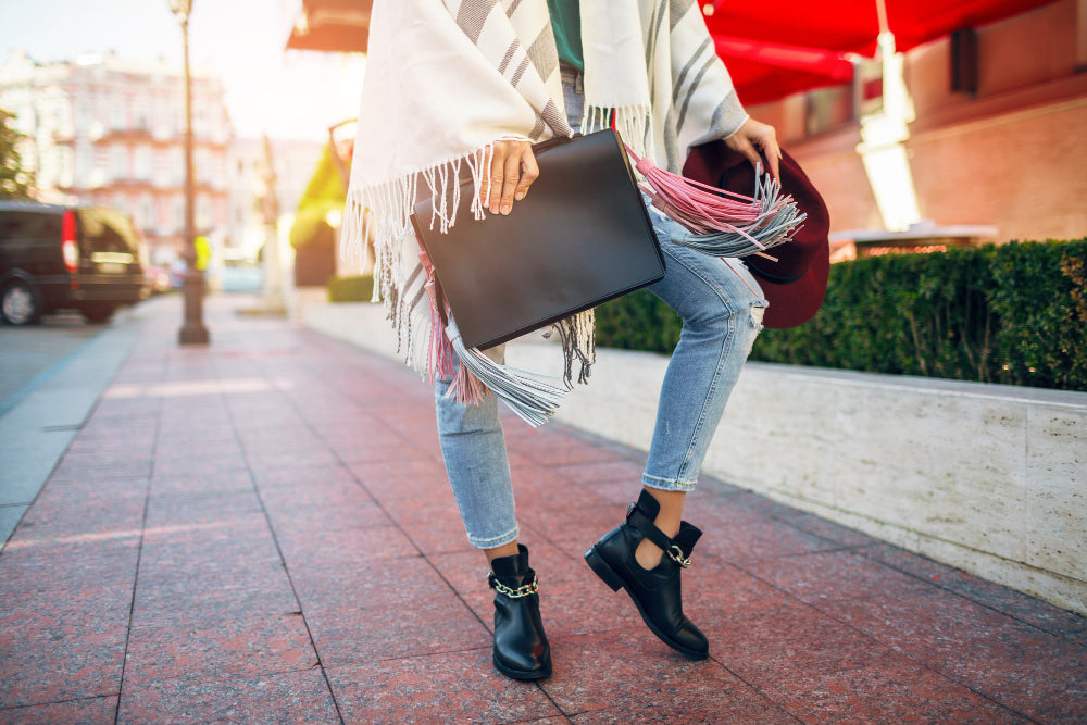 Cum combini accesoriile din piele cu denim, lână, in și alte materiale specifice fiecărui sezon